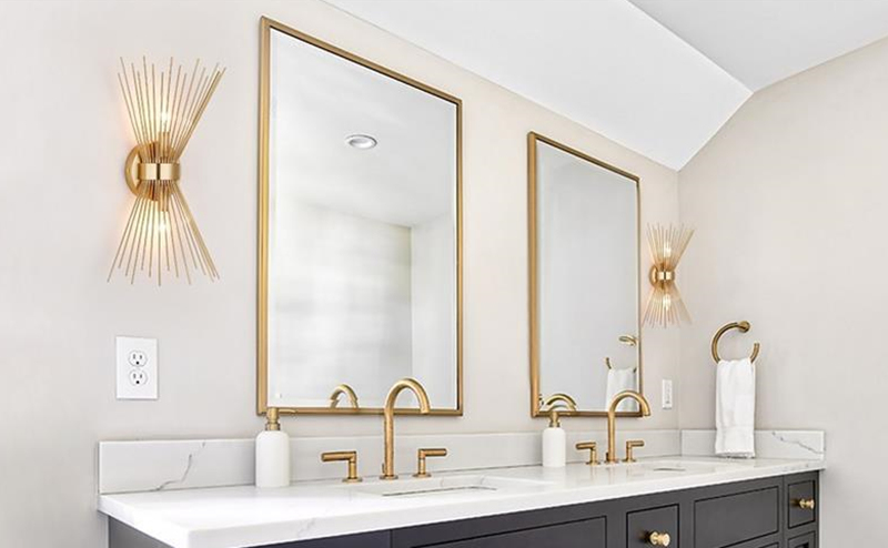 Goldene Wandleuchte für das Badezimmer