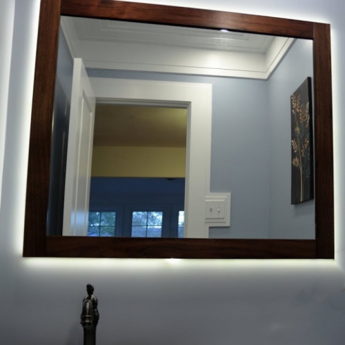 Spiegel mit Holzrahmen und LED-Hintergrundbeleuchtung