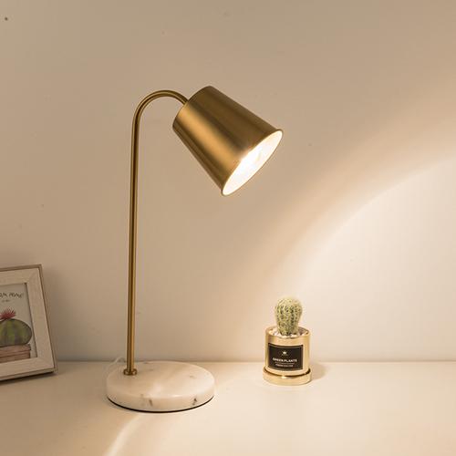 goldene Schreibtischlampe
